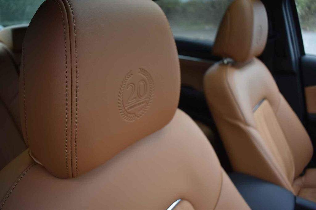 Logo na opěrkách hlavy