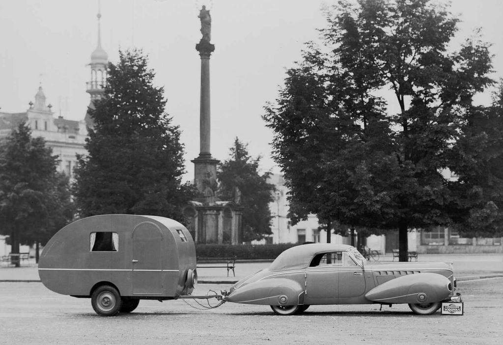 Automobil Aero 50 Coupé s přívěsem W2, obojí z karosárny Sodomka.