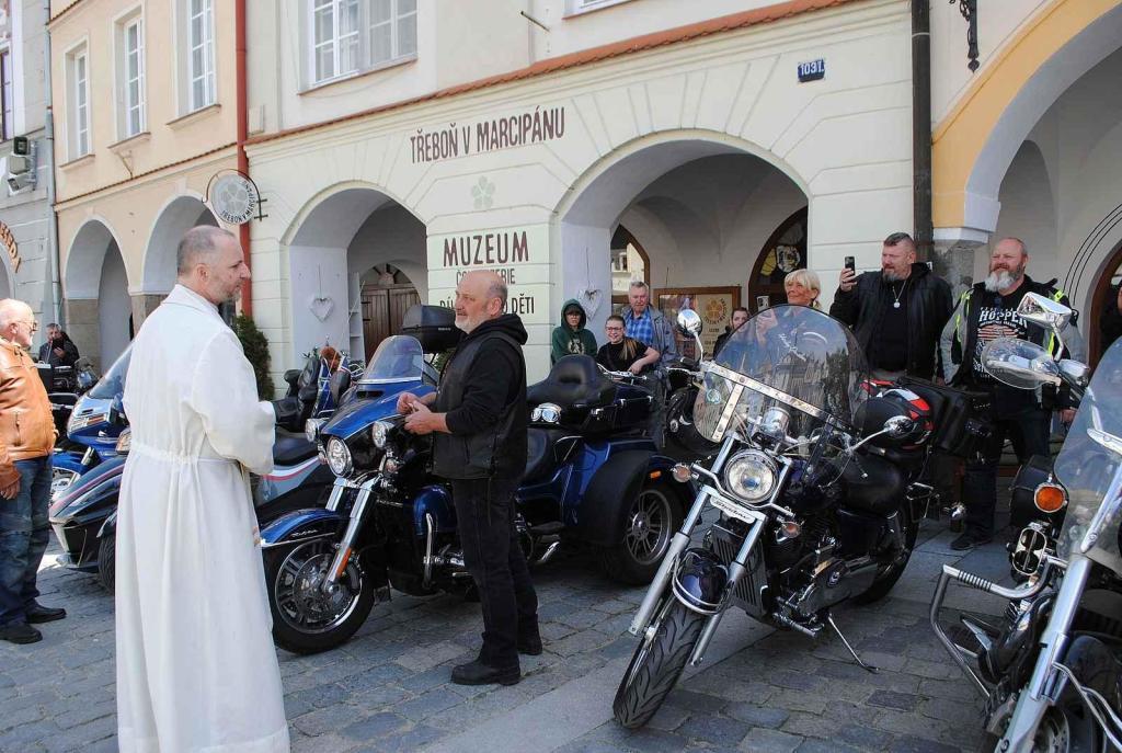 Třeboňské Masarykovo náměstí bylo motorkami doslova našlapané. Stovkám strojů požehnal tamní kaplan Jiří Kalaš.