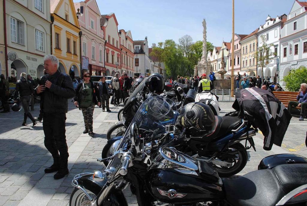 Třeboňské Masarykovo náměstí bylo motorkami doslova našlapané. Stovkám strojů požehnal tamní kaplan Jiří Kalaš.