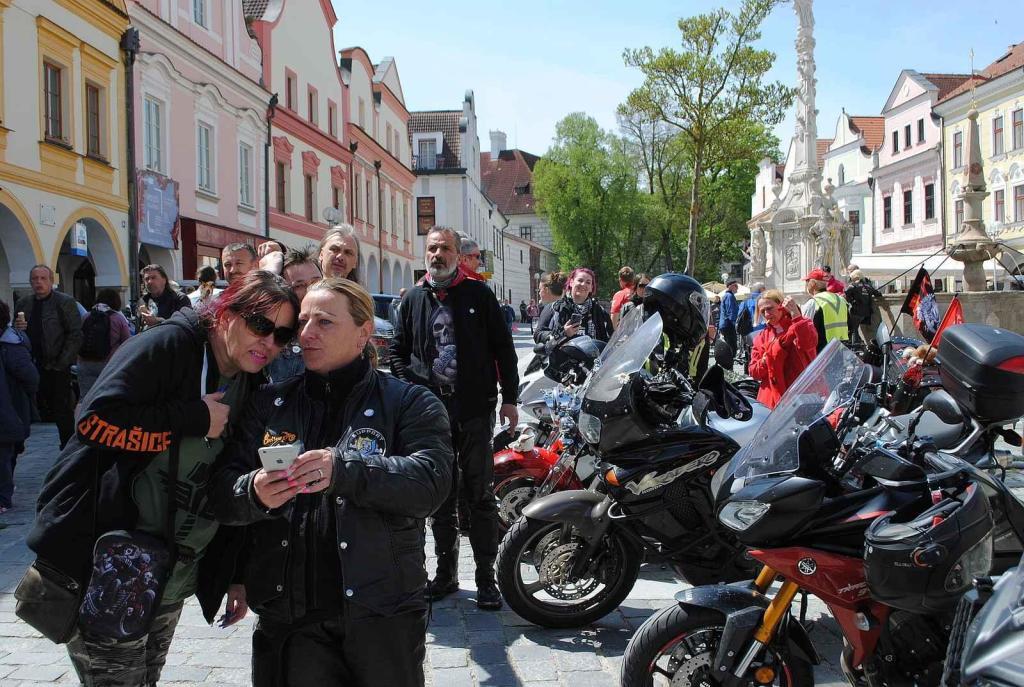 Třeboňské Masarykovo náměstí bylo motorkami doslova našlapané. Stovkám strojů požehnal tamní kaplan Jiří Kalaš.