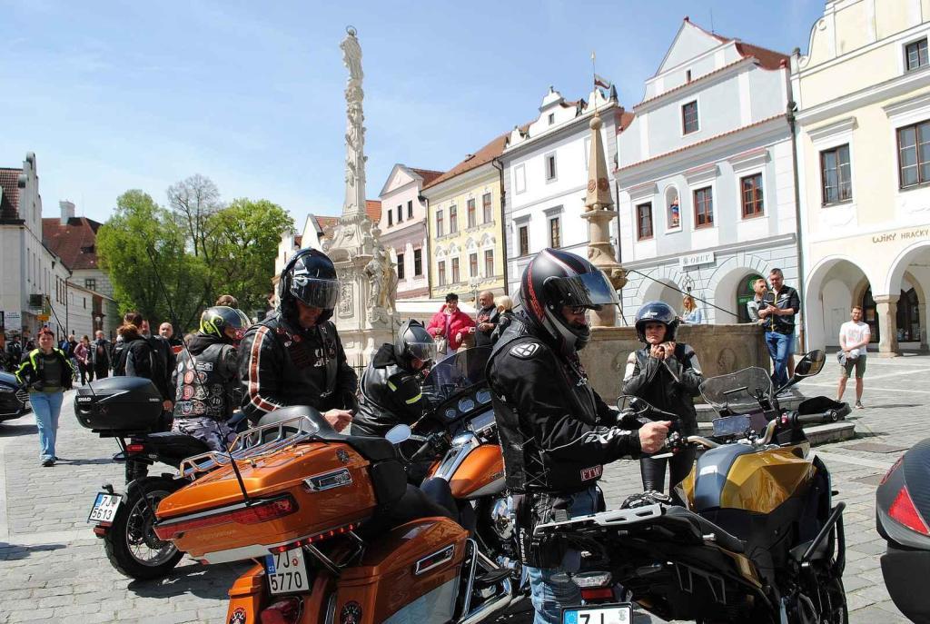 Třeboňské Masarykovo náměstí bylo motorkami doslova našlapané. Stovkám strojů požehnal tamní kaplan Jiří Kalaš.