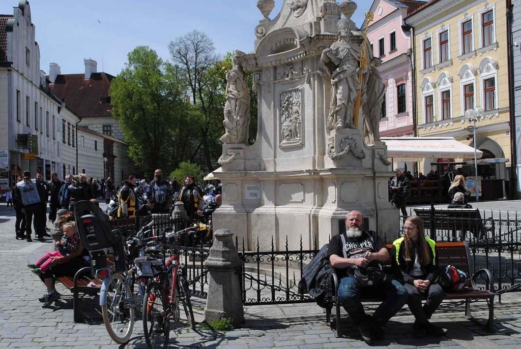 Třeboňské Masarykovo náměstí bylo motorkami doslova našlapané. Stovkám strojů požehnal tamní kaplan Jiří Kalaš.
