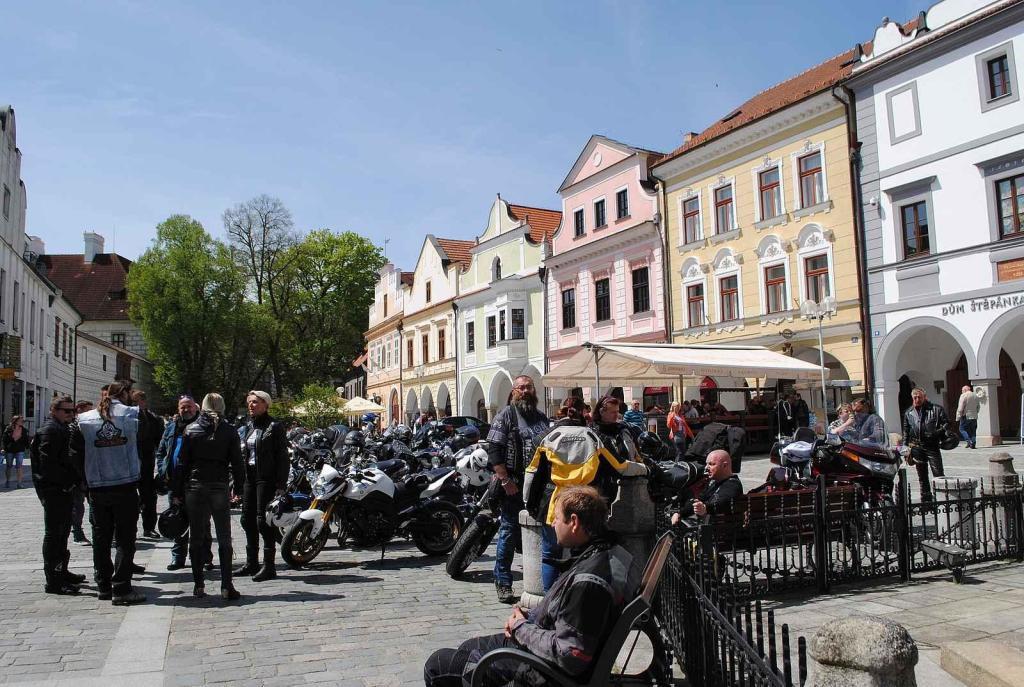 Třeboňské Masarykovo náměstí bylo motorkami doslova našlapané. Stovkám strojů požehnal tamní kaplan Jiří Kalaš.