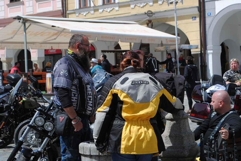 Třeboňské Masarykovo náměstí bylo motorkami doslova našlapané. Stovkám strojů požehnal tamní kaplan Jiří Kalaš.