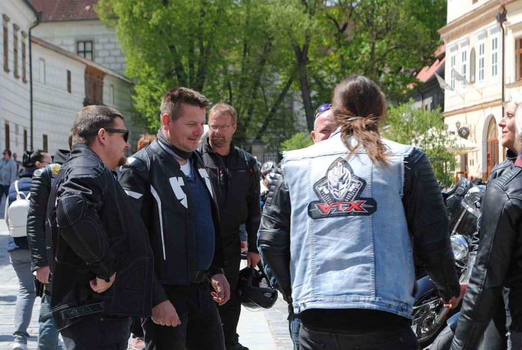 Třeboňské Masarykovo náměstí bylo motorkami doslova našlapané. Stovkám strojů požehnal tamní kaplan Jiří Kalaš.