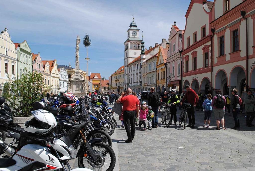 Třeboňské Masarykovo náměstí bylo motorkami doslova našlapané. Stovkám strojů požehnal tamní kaplan Jiří Kalaš.