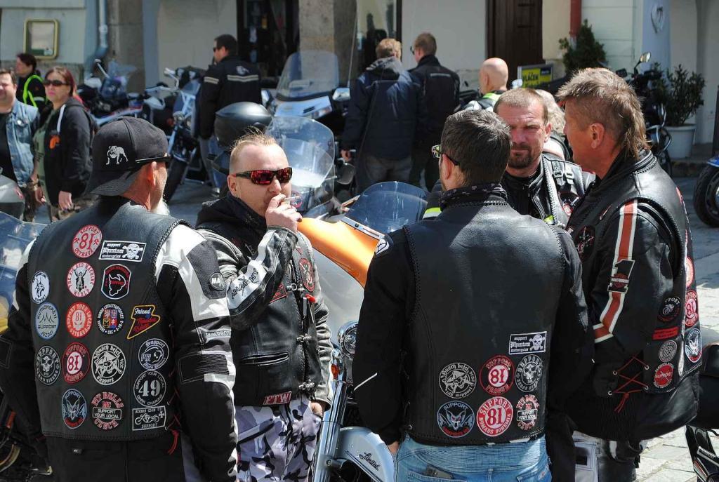 Třeboňské Masarykovo náměstí bylo motorkami doslova našlapané. Stovkám strojů požehnal tamní kaplan Jiří Kalaš.