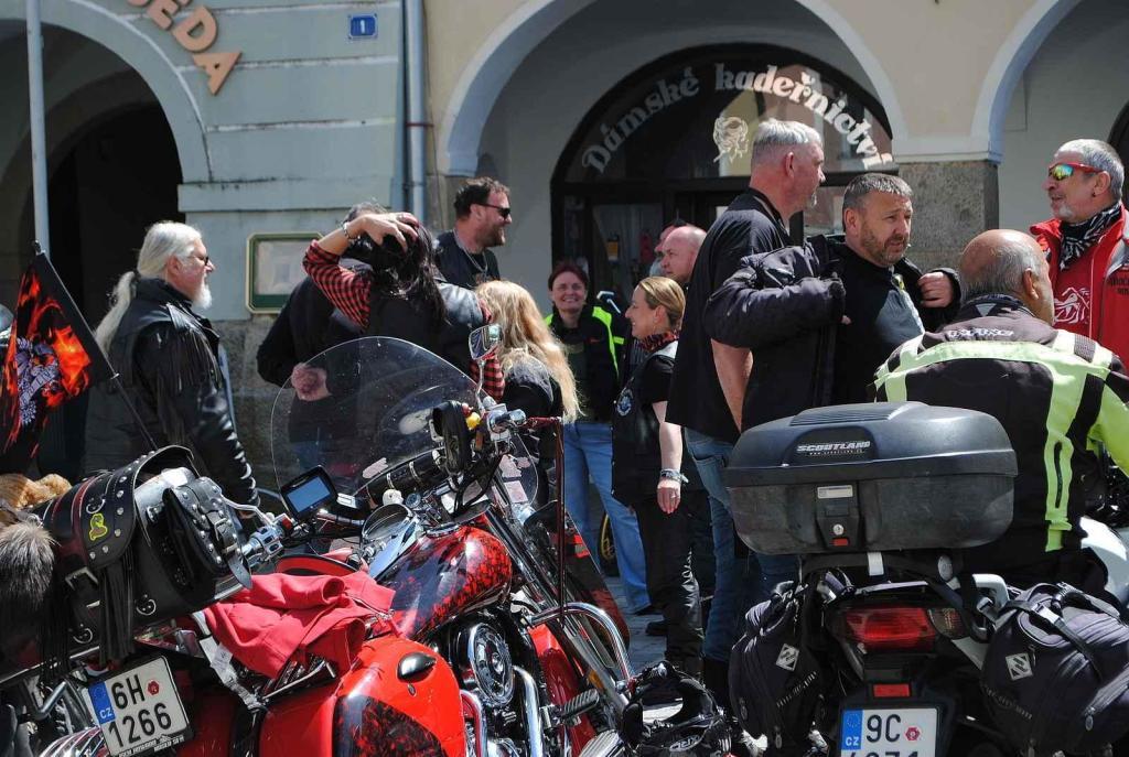 Třeboňské Masarykovo náměstí bylo motorkami doslova našlapané. Stovkám strojů požehnal tamní kaplan Jiří Kalaš.