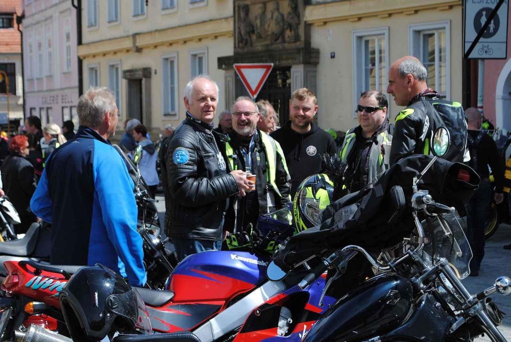 Třeboňské Masarykovo náměstí bylo motorkami doslova našlapané. Stovkám strojů požehnal tamní kaplan Jiří Kalaš.