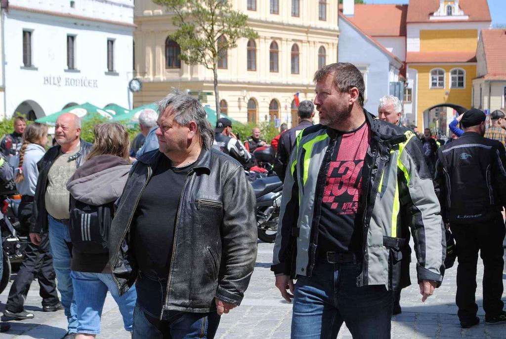 Třeboňské Masarykovo náměstí bylo motorkami doslova našlapané. Stovkám strojů požehnal tamní kaplan Jiří Kalaš.