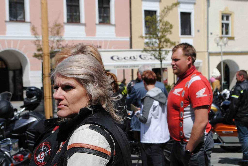 Třeboňské Masarykovo náměstí bylo motorkami doslova našlapané. Stovkám strojů požehnal tamní kaplan Jiří Kalaš.