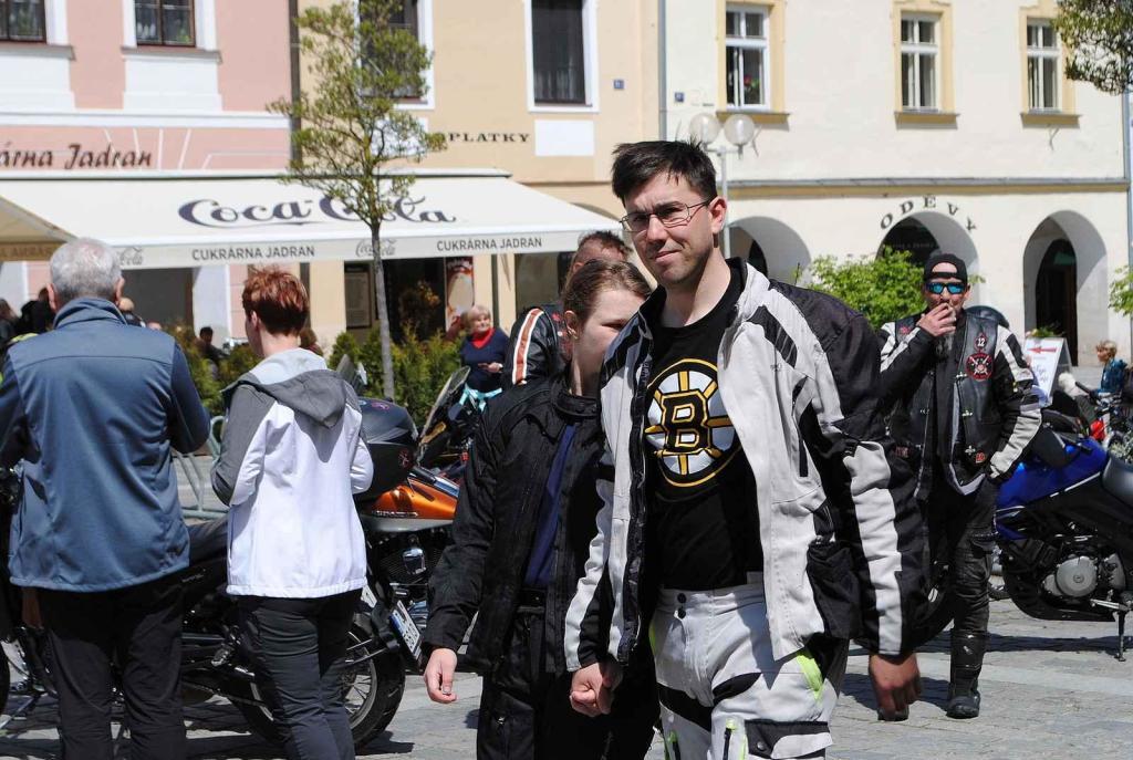 Třeboňské Masarykovo náměstí bylo motorkami doslova našlapané. Stovkám strojů požehnal tamní kaplan Jiří Kalaš.