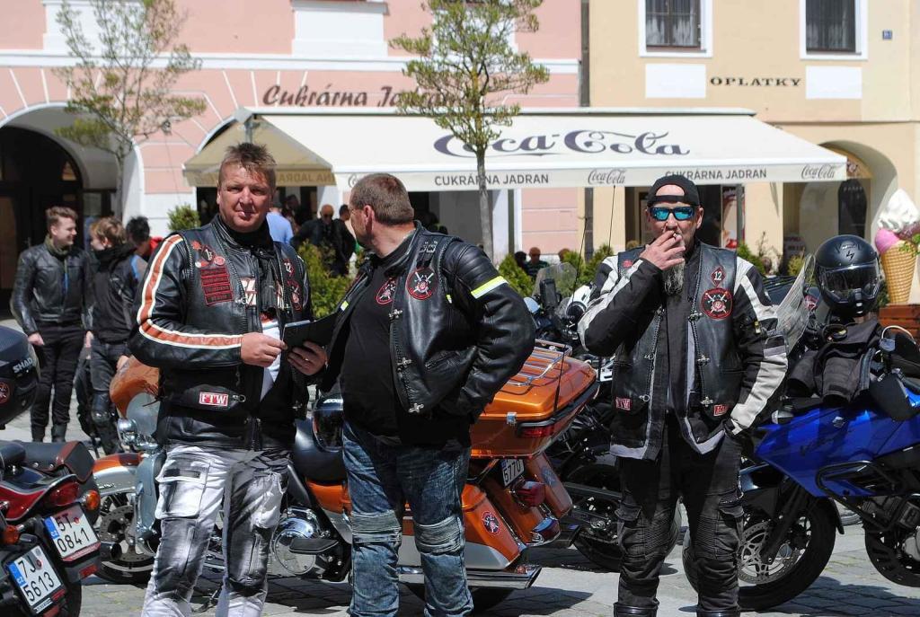 Třeboňské Masarykovo náměstí bylo motorkami doslova našlapané. Stovkám strojů požehnal tamní kaplan Jiří Kalaš.