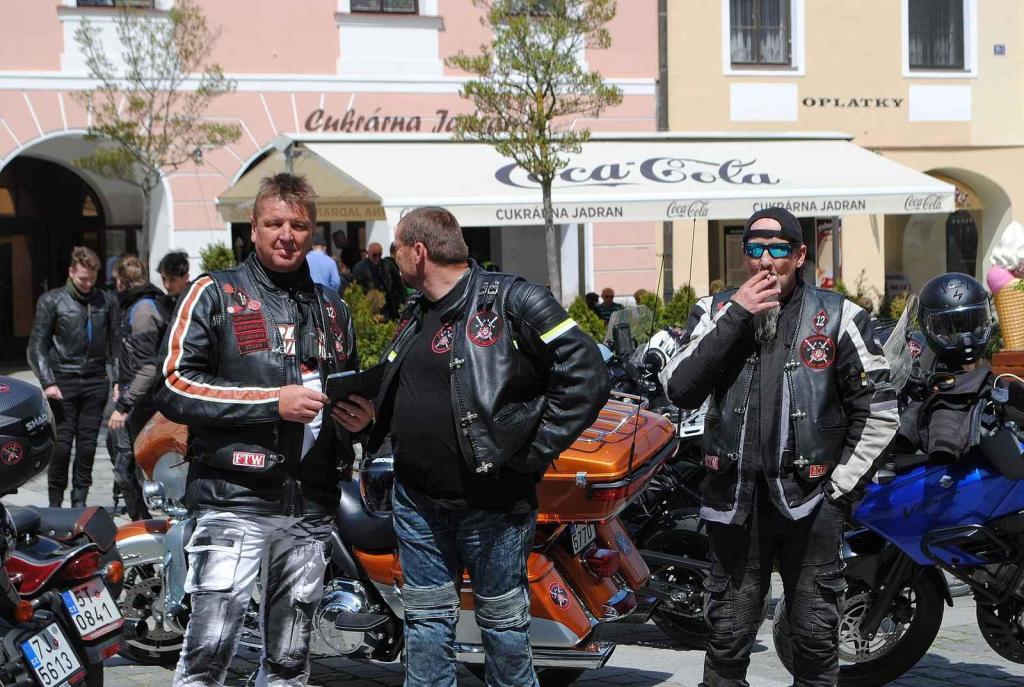 Třeboňské Masarykovo náměstí bylo motorkami doslova našlapané. Stovkám strojů požehnal tamní kaplan Jiří Kalaš.