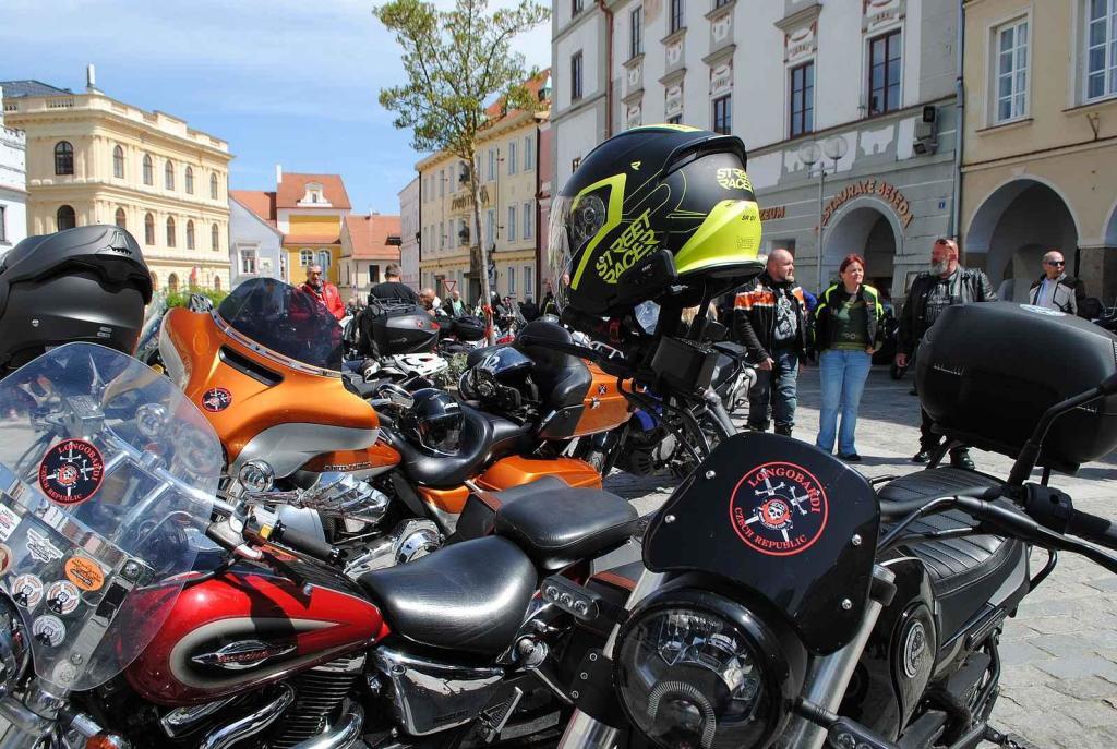 Třeboňské Masarykovo náměstí bylo motorkami doslova našlapané. Stovkám strojů požehnal tamní kaplan Jiří Kalaš.