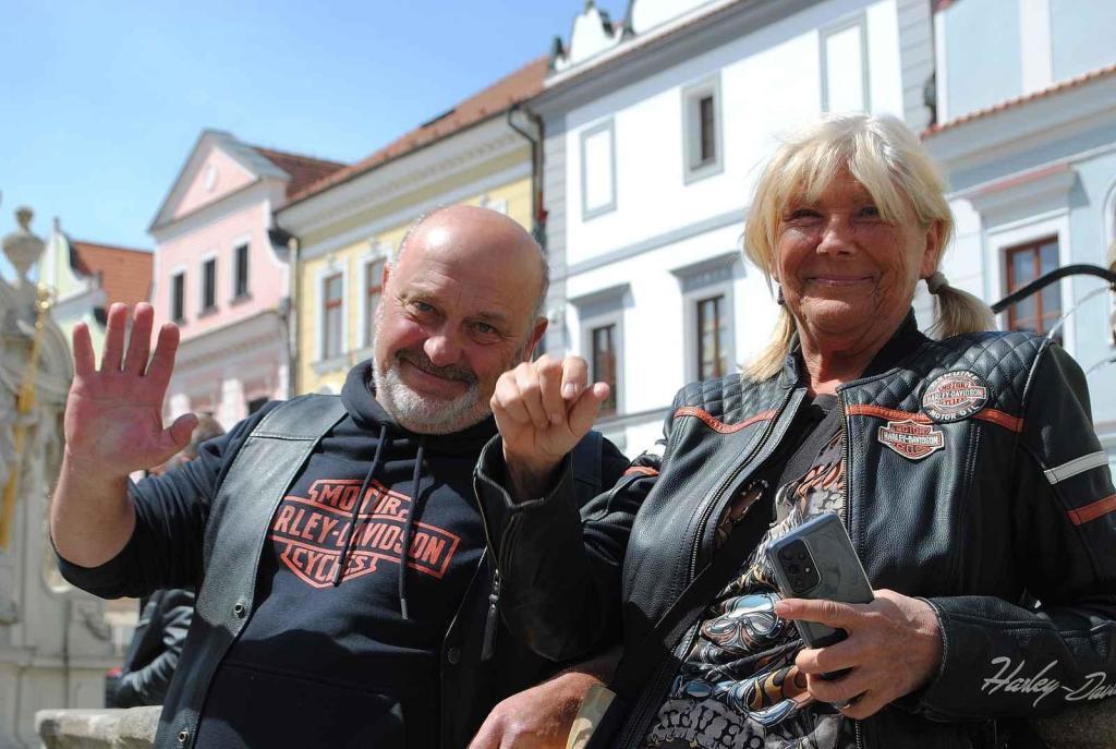 Třeboňské Masarykovo náměstí bylo motorkami doslova našlapané. Stovkám strojů požehnal tamní kaplan Jiří Kalaš.