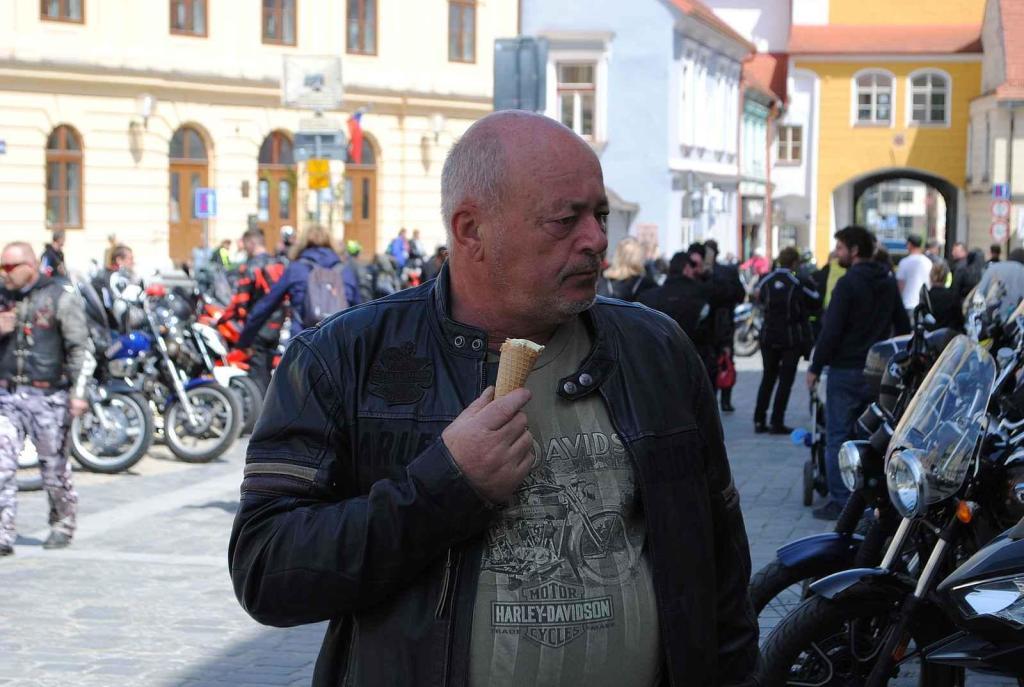 Třeboňské Masarykovo náměstí bylo motorkami doslova našlapané. Stovkám strojů požehnal tamní kaplan Jiří Kalaš.