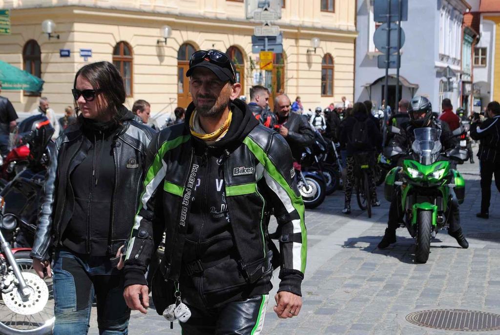 Třeboňské Masarykovo náměstí bylo motorkami doslova našlapané. Stovkám strojů požehnal tamní kaplan Jiří Kalaš.
