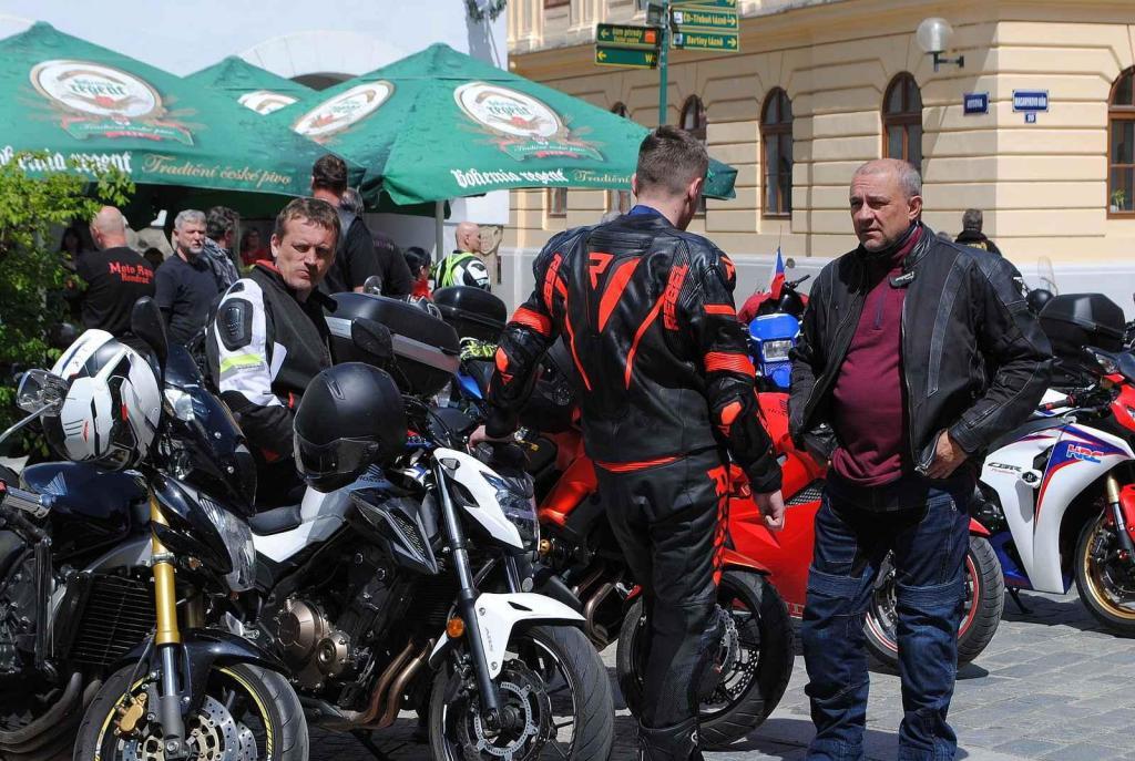 Třeboňské Masarykovo náměstí bylo motorkami doslova našlapané. Stovkám strojů požehnal tamní kaplan Jiří Kalaš.