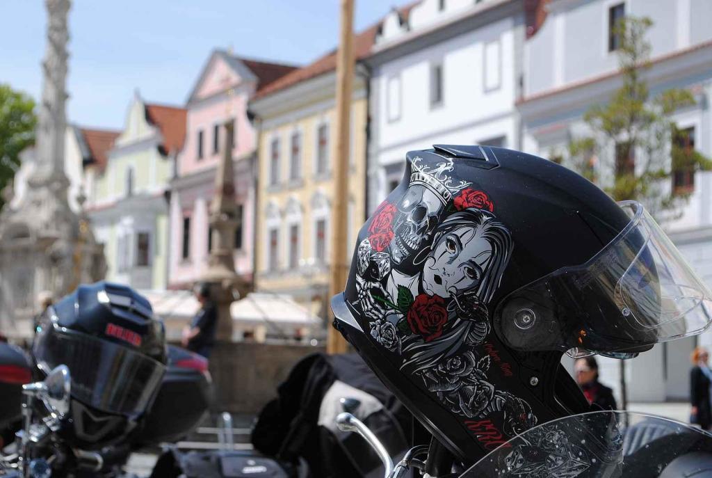 Třeboňské Masarykovo náměstí bylo motorkami doslova našlapané. Stovkám strojů požehnal tamní kaplan Jiří Kalaš.
