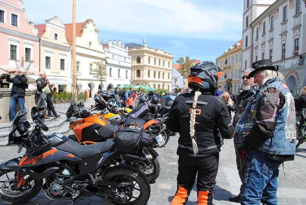 Třeboňské Masarykovo náměstí bylo motorkami doslova našlapané. Stovkám strojů požehnal tamní kaplan Jiří Kalaš.