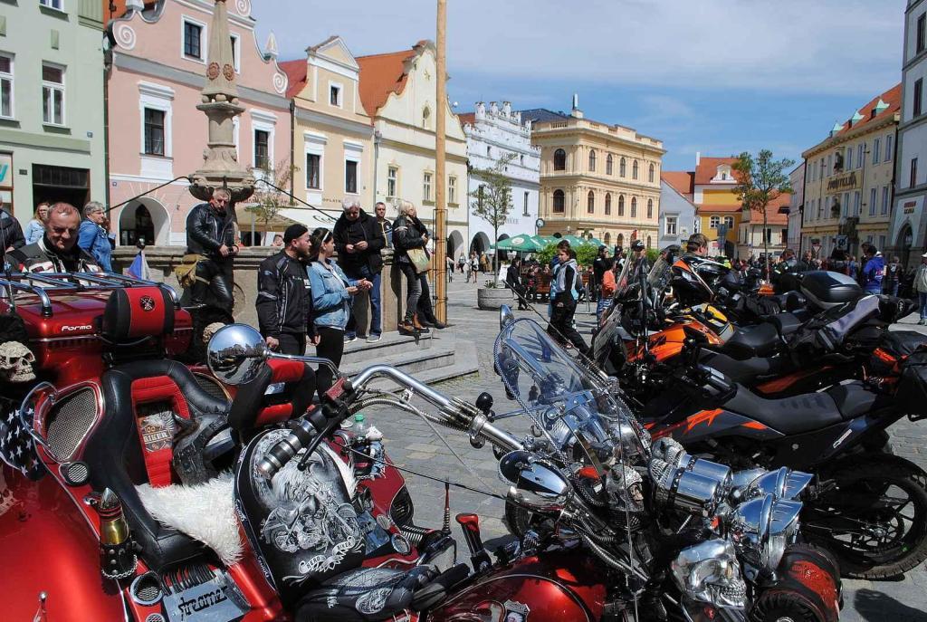 Třeboňské Masarykovo náměstí bylo motorkami doslova našlapané. Stovkám strojů požehnal tamní kaplan Jiří Kalaš.