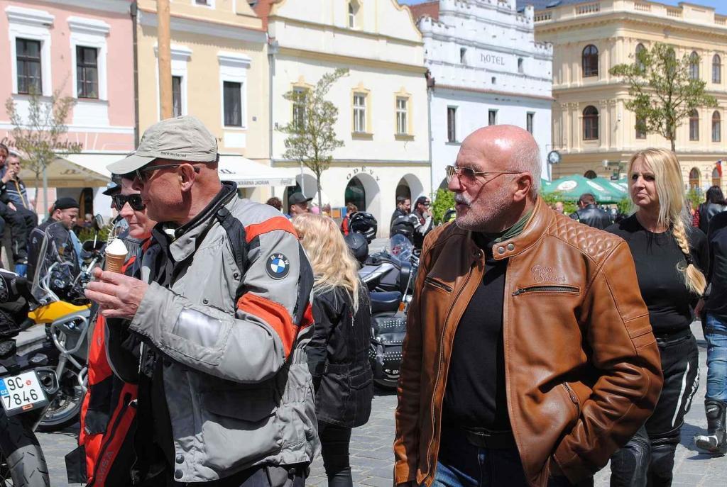 Třeboňské Masarykovo náměstí bylo motorkami doslova našlapané. Stovkám strojů požehnal tamní kaplan Jiří Kalaš.