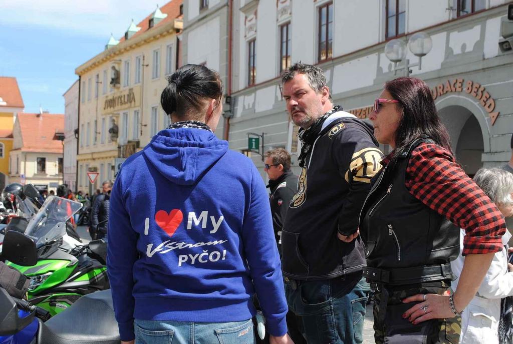 Třeboňské Masarykovo náměstí bylo motorkami doslova našlapané. Stovkám strojů požehnal tamní kaplan Jiří Kalaš.