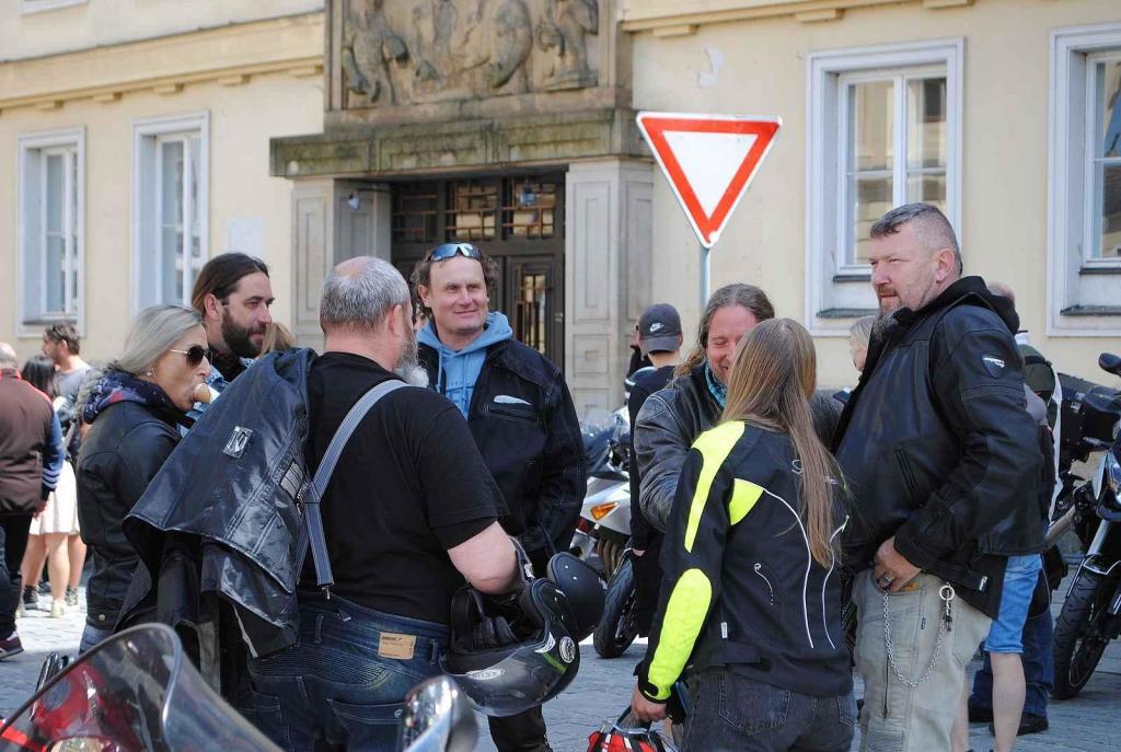 Třeboňské Masarykovo náměstí bylo motorkami doslova našlapané. Stovkám strojů požehnal tamní kaplan Jiří Kalaš.