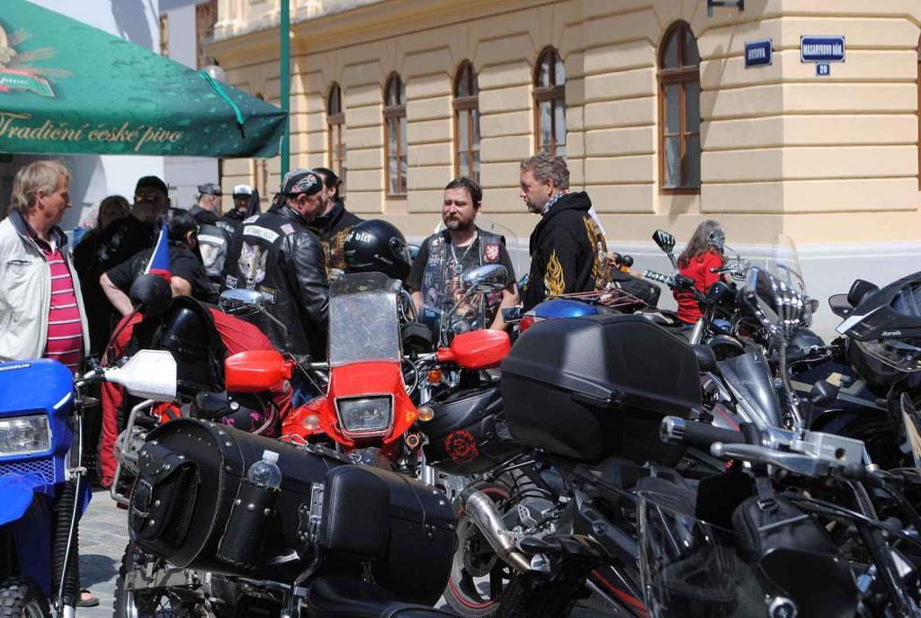 Třeboňské Masarykovo náměstí bylo motorkami doslova našlapané. Stovkám strojů požehnal tamní kaplan Jiří Kalaš.