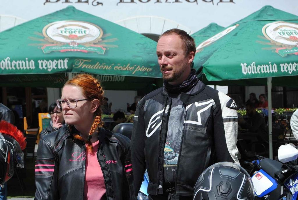 Třeboňské Masarykovo náměstí bylo motorkami doslova našlapané. Stovkám strojů požehnal tamní kaplan Jiří Kalaš.