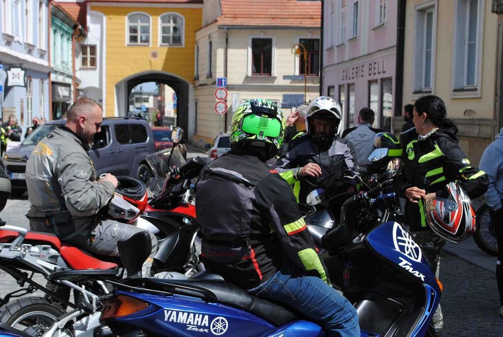 Třeboňské Masarykovo náměstí bylo motorkami doslova našlapané. Stovkám strojů požehnal tamní kaplan Jiří Kalaš.