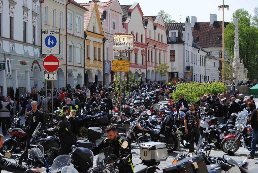 Třeboňské Masarykovo náměstí bylo motorkami doslova našlapané. Stovkám strojů požehnal tamní kaplan Jiří Kalaš.