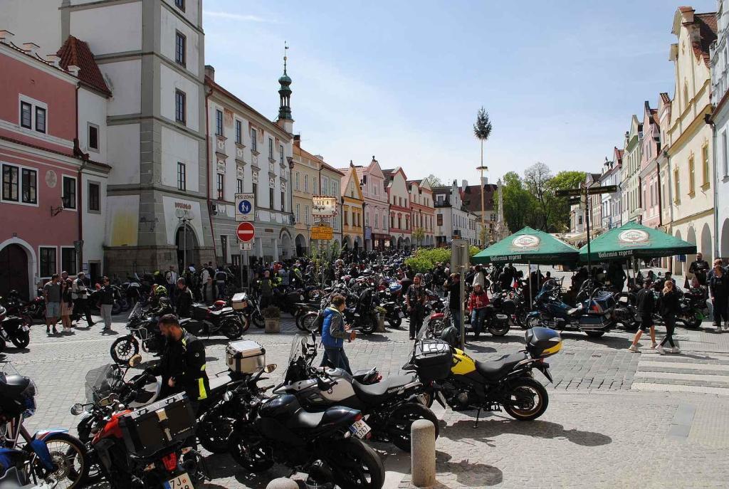 Třeboňské Masarykovo náměstí bylo motorkami doslova našlapané. Stovkám strojů požehnal tamní kaplan Jiří Kalaš.