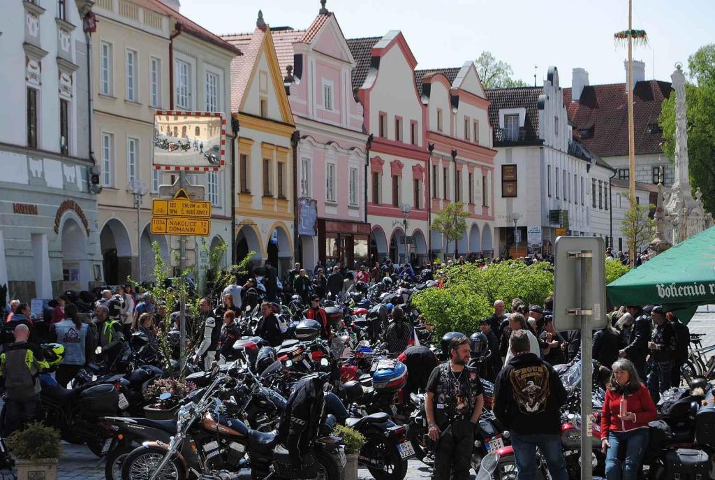 Třeboňské Masarykovo náměstí bylo motorkami doslova našlapané. Stovkám strojů požehnal tamní kaplan Jiří Kalaš.