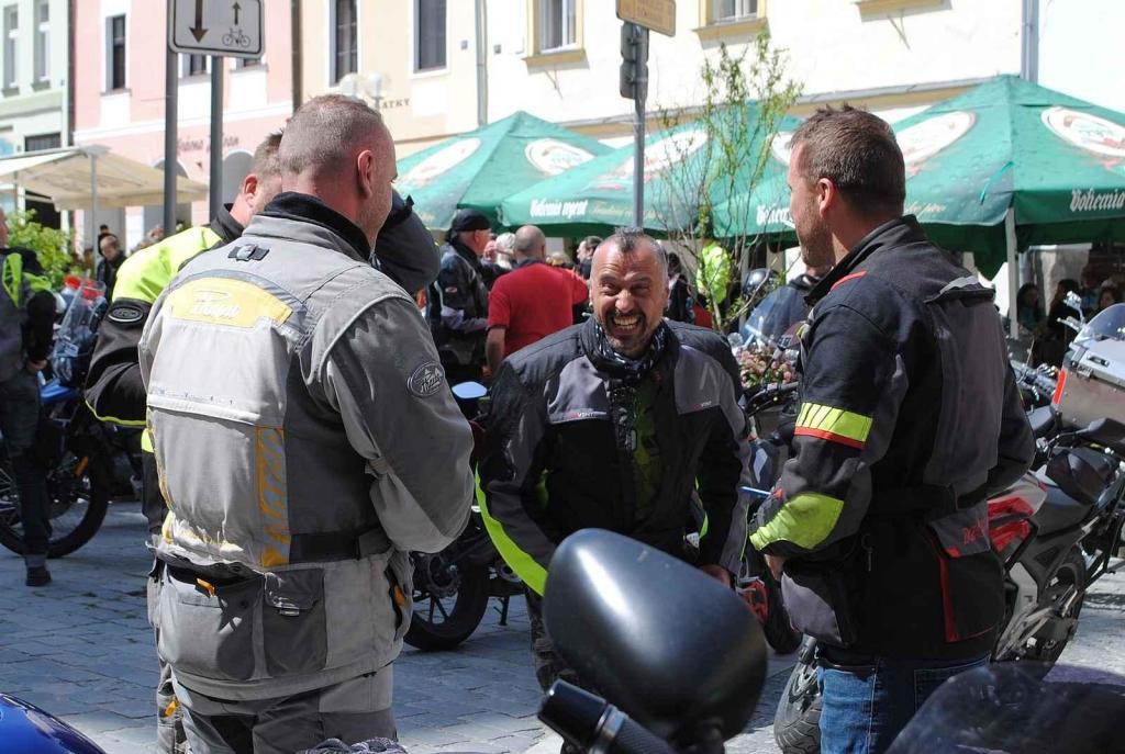 Třeboňské Masarykovo náměstí bylo motorkami doslova našlapané. Stovkám strojů požehnal tamní kaplan Jiří Kalaš.