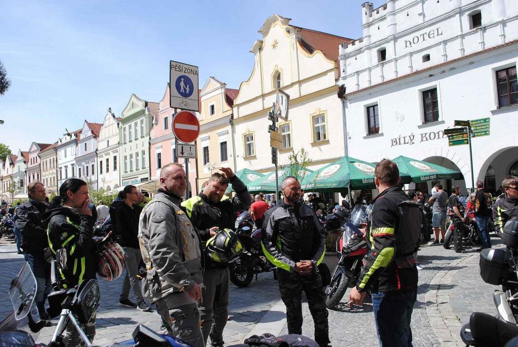Třeboňské Masarykovo náměstí bylo motorkami doslova našlapané. Stovkám strojů požehnal tamní kaplan Jiří Kalaš.