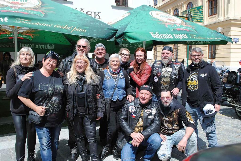 Třeboňské Masarykovo náměstí bylo motorkami doslova našlapané. Stovkám strojů požehnal tamní kaplan Jiří Kalaš.
