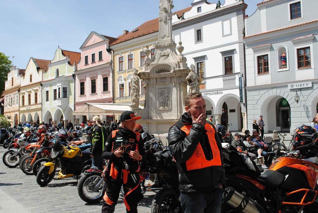 Třeboňské Masarykovo náměstí bylo motorkami doslova našlapané. Stovkám strojů požehnal tamní kaplan Jiří Kalaš.