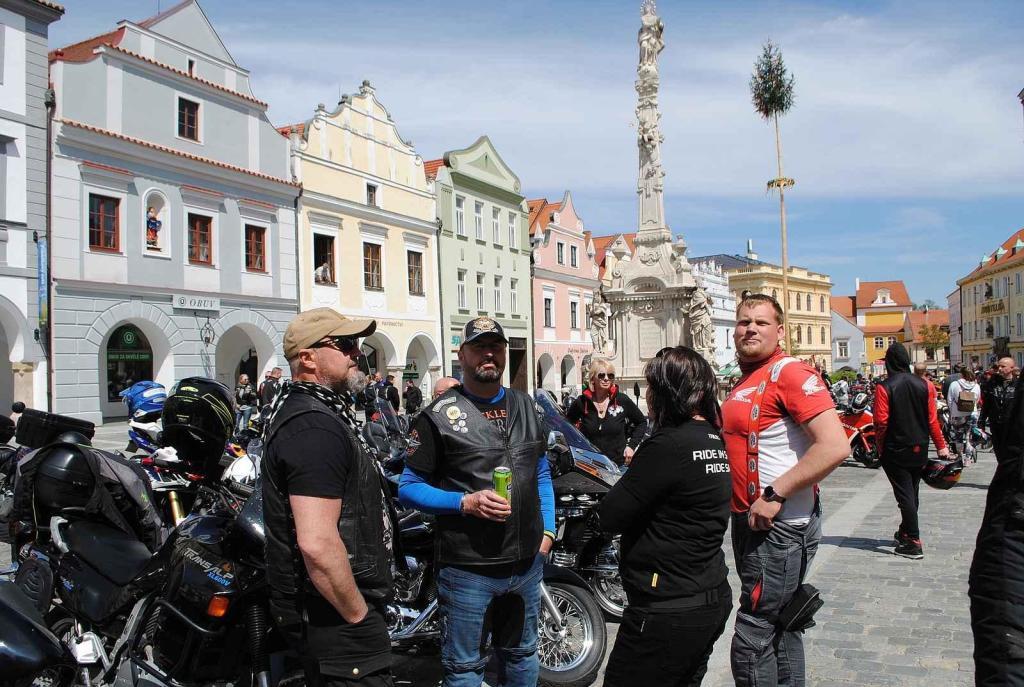 Třeboňské Masarykovo náměstí bylo motorkami doslova našlapané. Stovkám strojů požehnal tamní kaplan Jiří Kalaš.