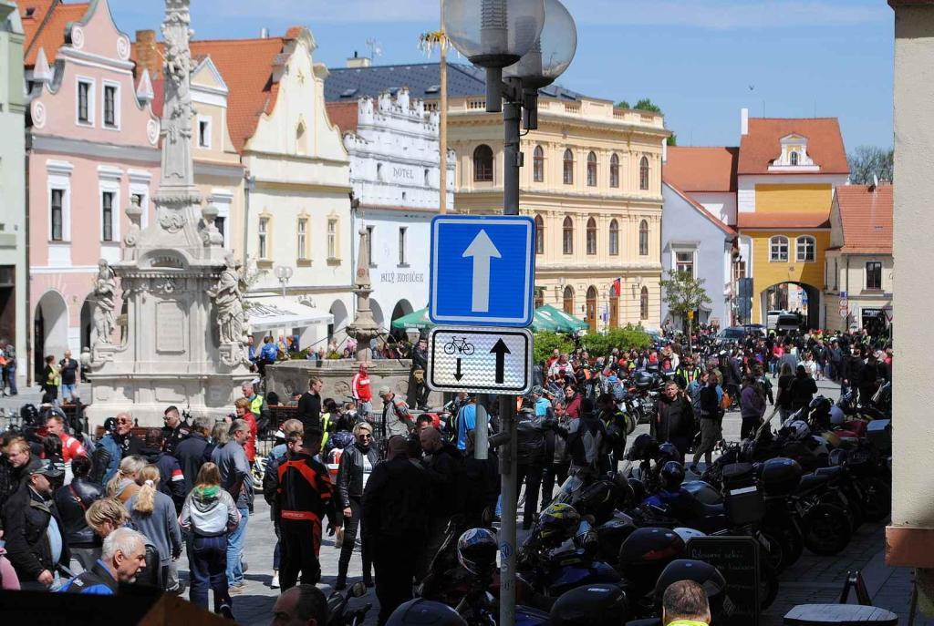 Třeboňské Masarykovo náměstí bylo motorkami doslova našlapané. Stovkám strojů požehnal tamní kaplan Jiří Kalaš.