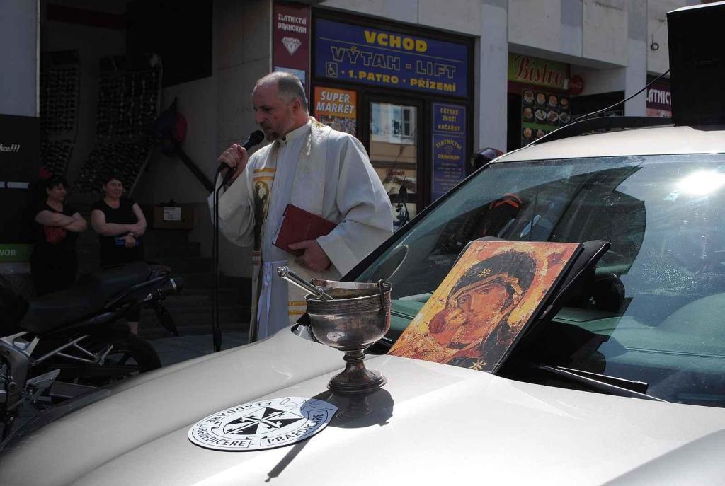 Třeboňské Masarykovo náměstí bylo motorkami doslova našlapané. Stovkám strojů požehnal tamní kaplan Jiří Kalaš.