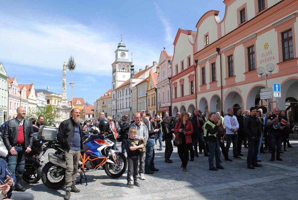 Třeboňské Masarykovo náměstí bylo motorkami doslova našlapané. Stovkám strojů požehnal tamní kaplan Jiří Kalaš.