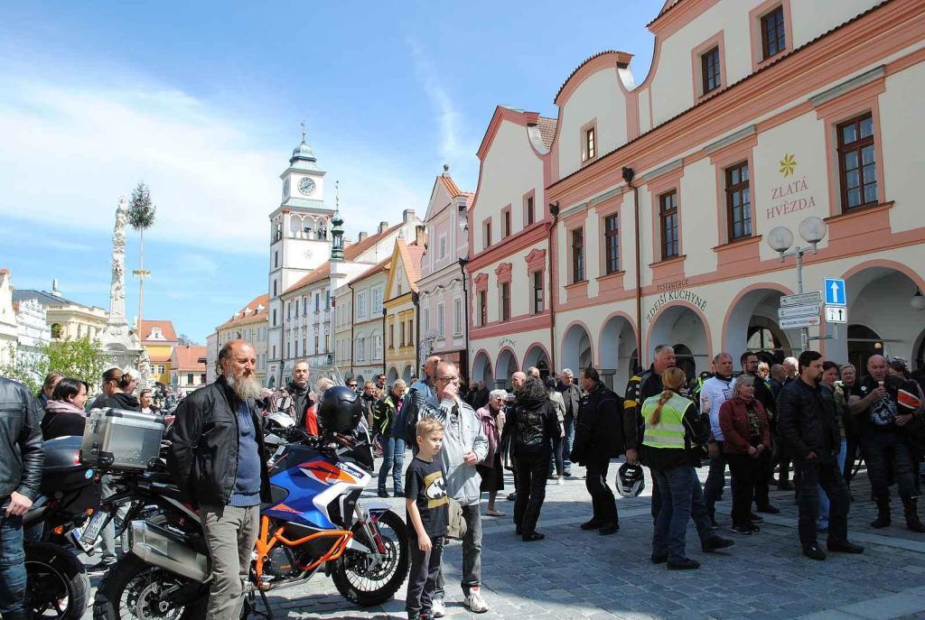 Třeboňské Masarykovo náměstí bylo motorkami doslova našlapané. Stovkám strojů požehnal tamní kaplan Jiří Kalaš.