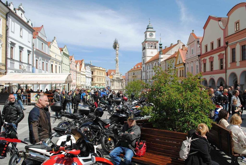 Třeboňské Masarykovo náměstí bylo motorkami doslova našlapané. Stovkám strojů požehnal tamní kaplan Jiří Kalaš.