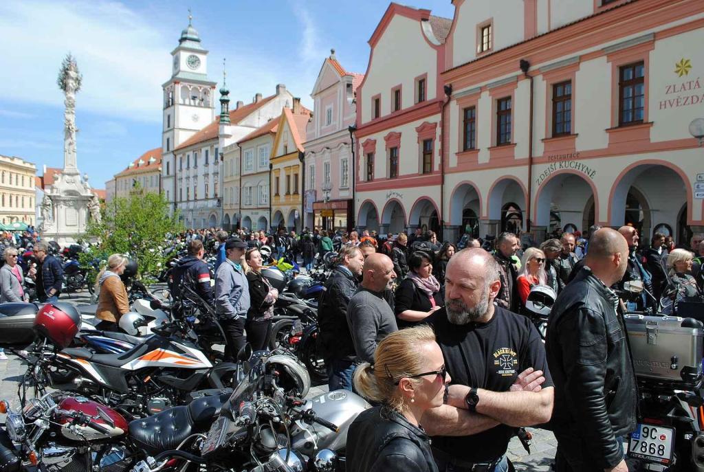 Třeboňské Masarykovo náměstí bylo motorkami doslova našlapané. Stovkám strojů požehnal tamní kaplan Jiří Kalaš.