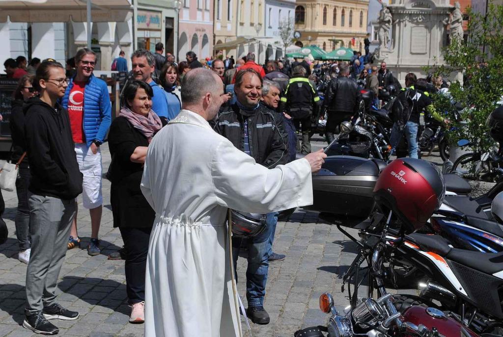 Třeboňské Masarykovo náměstí bylo motorkami doslova našlapané. Stovkám strojů požehnal tamní kaplan Jiří Kalaš.