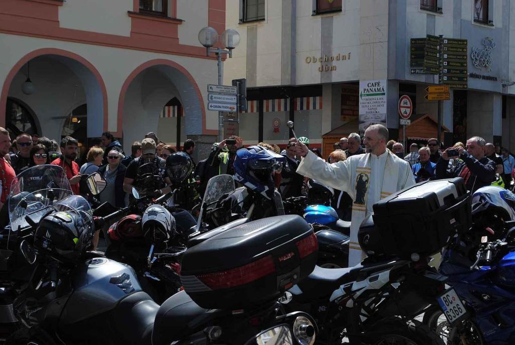 Třeboňské Masarykovo náměstí bylo motorkami doslova našlapané. Stovkám strojů požehnal tamní kaplan Jiří Kalaš.