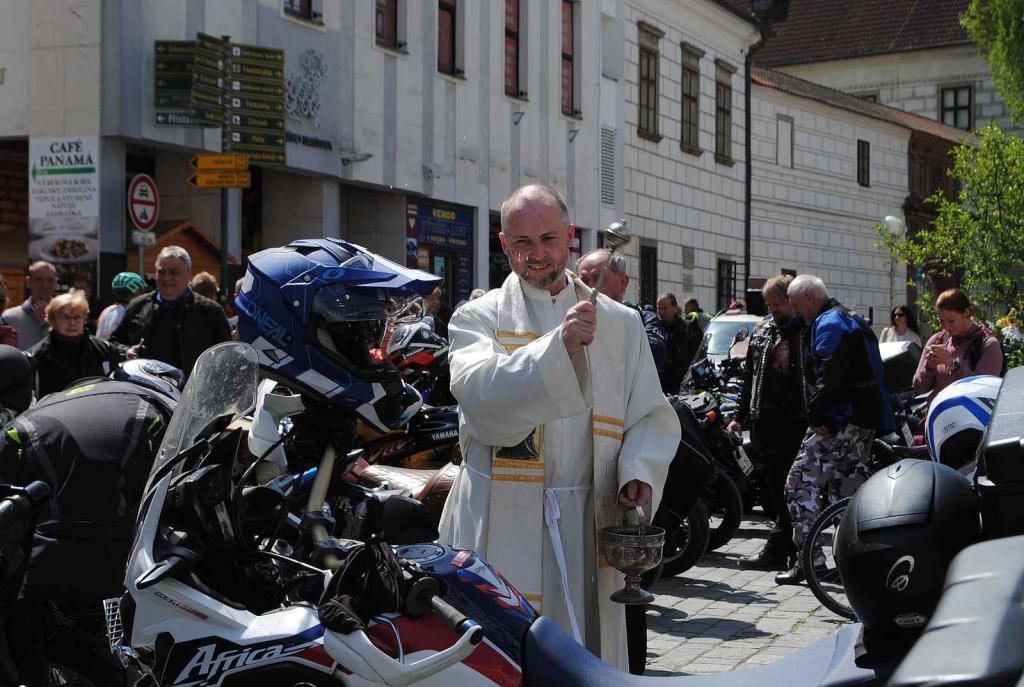 Třeboňské Masarykovo náměstí bylo motorkami doslova našlapané. Stovkám strojů požehnal tamní kaplan Jiří Kalaš.